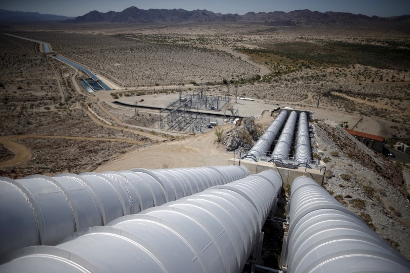 © Reuters. Hinds pumping plant is seen on the Colorado River Aqueduct, which carries water from Lake Havasu to southern California, in Hayfield Lake