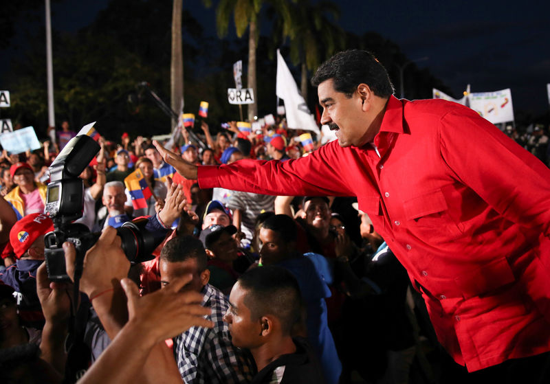 © Reuters. Venezuela's President Nicolas Maduro greets supporters as he arrives to a pro-government rally at Campo Carabobo in Valencia