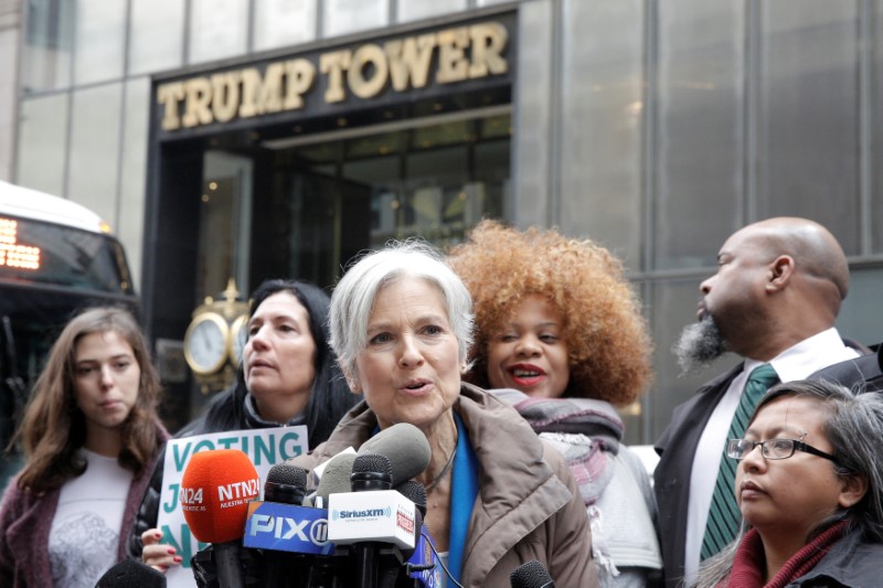 © Reuters. Green Party presidential nominee Jill Stein speaks during a news conference outside Trump Tower in Manhattan, New York