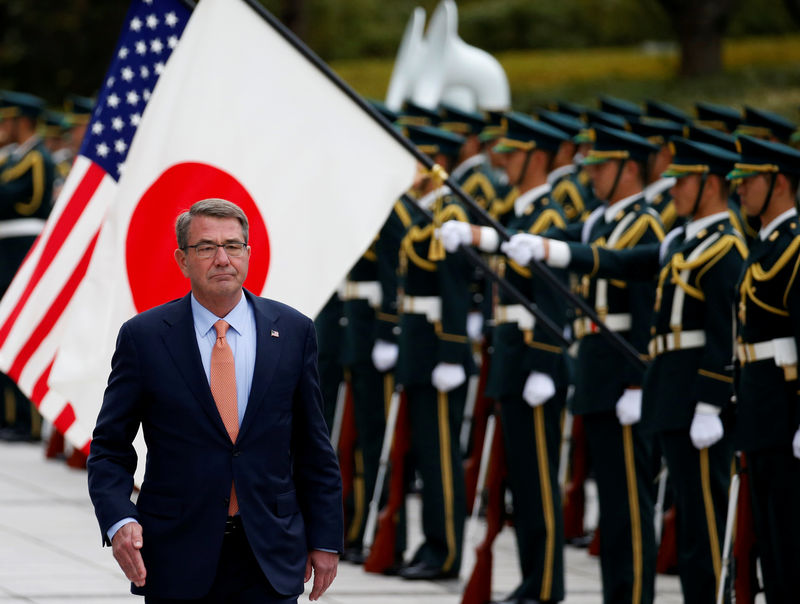 © Reuters. U.S. Defense Secretary Carter reviews the honour guard before a meeting with Japan's Defense Minister Inada at the Defense Ministry in Tokyo
