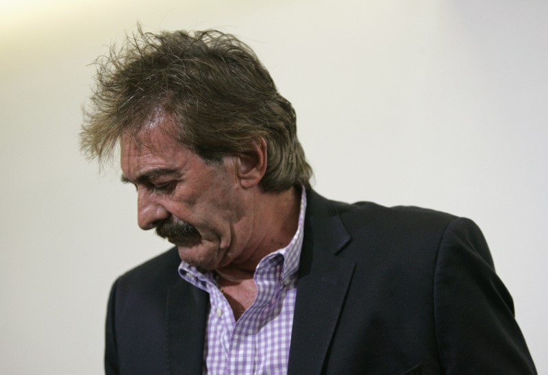 © Reuters. Former Mexico coach Ricardo La Volpe walks away after addressing the media in Zapopan