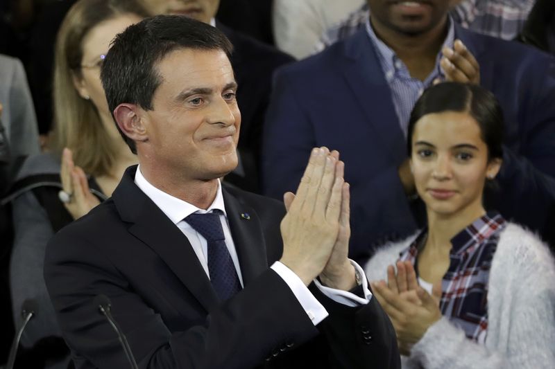 © Reuters. French Prime Minister Manuel Valls reacts at the end of a news conference where he announced that he is a candidate for next year's French presidential election, at the town hall in Evry