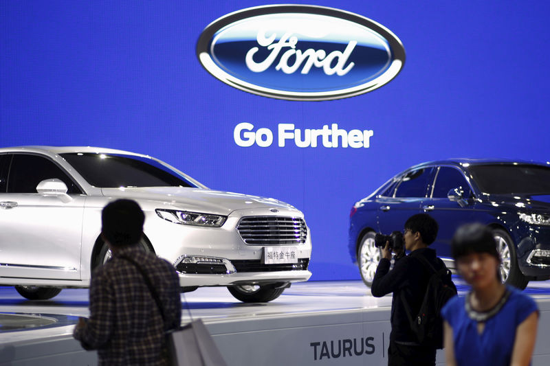 © Reuters. Ford Taurus cars are seen during a presentation at the 16th Shanghai International Automobile Industry Exhibition in Shanghai