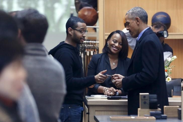 © Reuters. Obama uses a credit card to buy an item at the Shinola watchmakers flagship store in Detroit