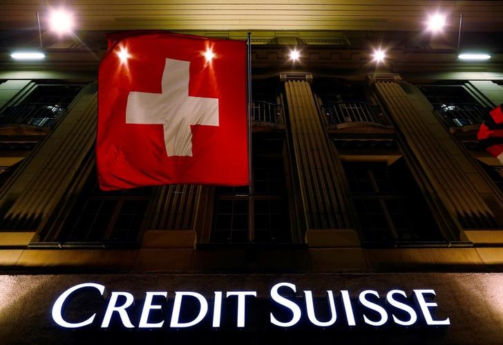 © Reuters. Logo of Swiss bank Credit Suisse is seen below the Swiss national flag at a building in Bern