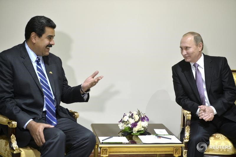 © Reuters. Президент России Владимир Путин (справа) и его венесуэльский коллега Николас Мадуро на газовом форуме в Тегеране