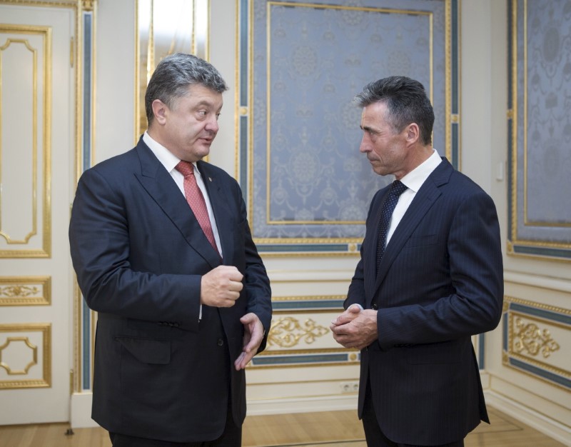 © Reuters. Ukrainian President Poroshenko speaks with former NATO secretary-general Fogh Rasmussen during their meeting in Kiev, Ukraine