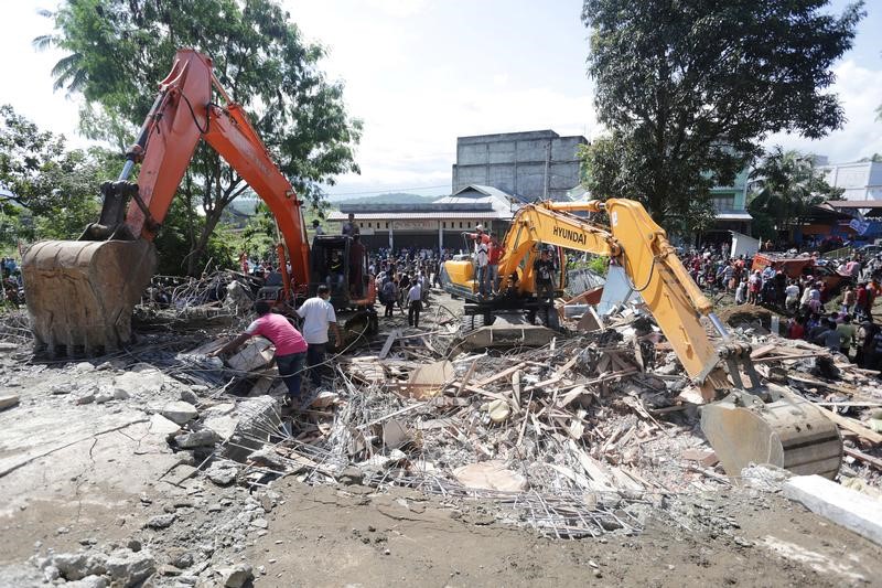 © Reuters. Un terremoto en Indonesia deja al menos 52 muertos y decenas de desaparecidos