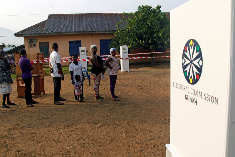 © Reuters. People wait to vote at a polling station in the stronghold of the opposition leader Nana Akufo-Addo, a former foreign minister, in Kibi