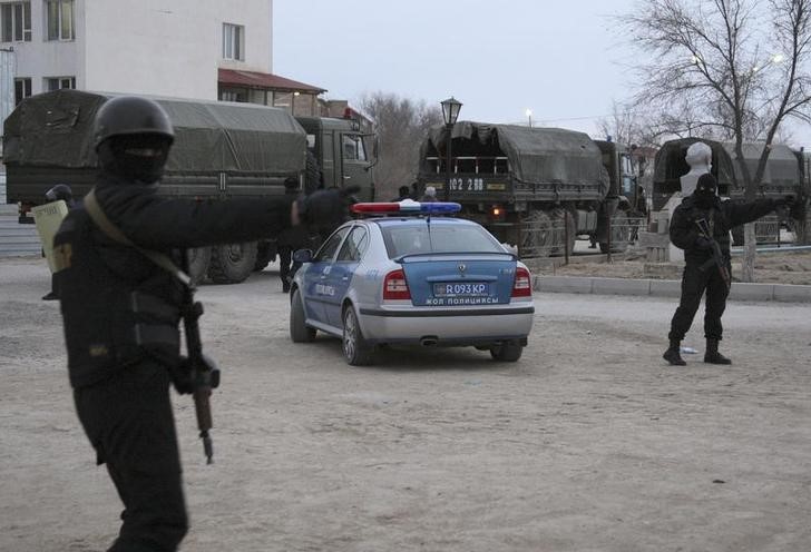 © Reuters. Казахские силовики