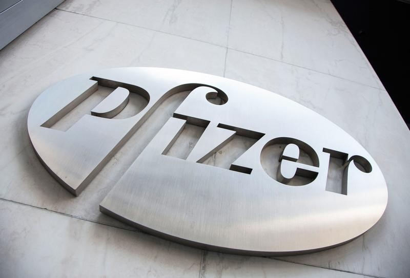 © Reuters. The Pfizer logo is seen at their world headquarters in New York