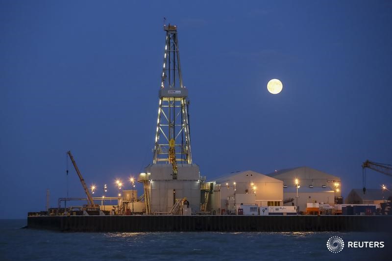 © Reuters. Нефтяная платформа на месторождении Кашаган в Каспийском море