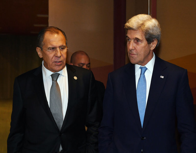 © Reuters. Russian Foreign Minister Sergey Lavrov and U.S. Secretary of State John Kerry leave after their bilateral meeting at the APEC Ministers Summit in Lima