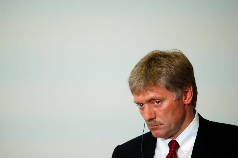 © Reuters. Kremlin spokesman Peskov attends news conference of Russian President Putin and Laos' Prime Minister Sisoulith following Russia-ASEAN summit in Sochi