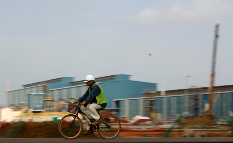 © Reuters. A worker rides his bicycle inside the Lynas factory in Gebeng