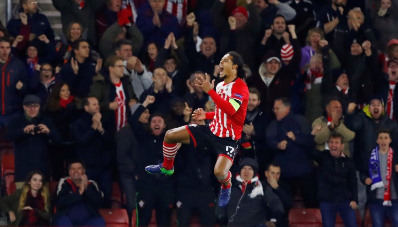 © Reuters. Southampton's Virgil van Dijk celebrates scoring their first goal