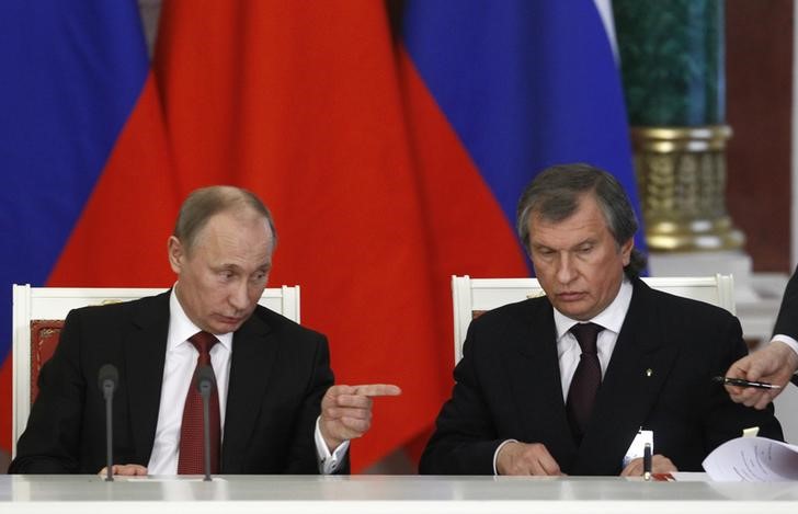 © Reuters. Владимир Путин и Игорь Сечин на церемонии подписания документов в Кремле