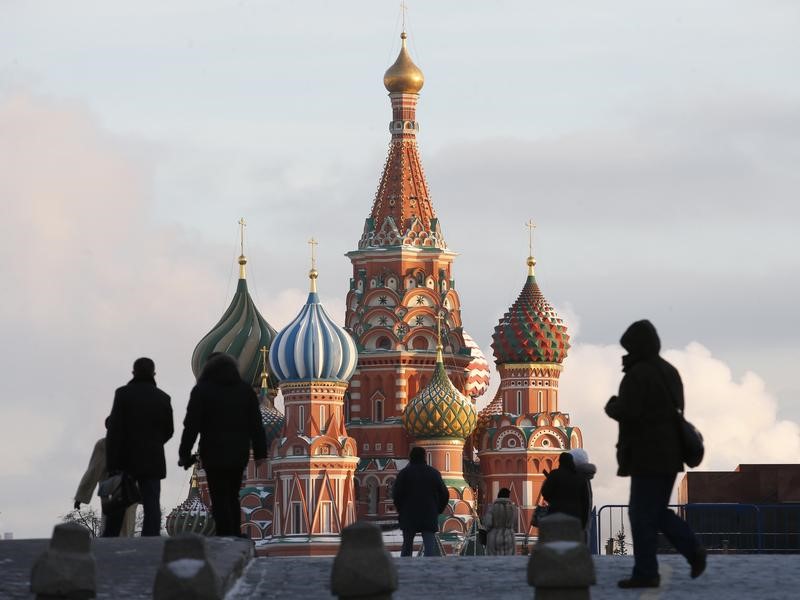 © Reuters. People walk in Red Square, with St. Basil's Cathedral seen in the background, in central Moscow