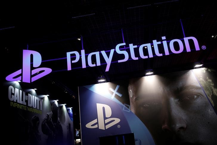 © Reuters. Логотип Sony PlayStation на Парижской неделе игр