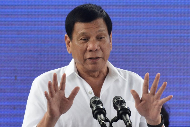 © Reuters. Philippines' President Rodrigo Duterte gestures as he speaks during a solidarity event with urban poor community in Mandaluyong city