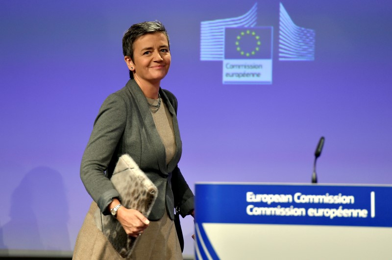 © Reuters. European Commissioner for Violation of EU Treaties Vestager reacts during a news conference on the approval of the Hutchison-Vimpelcom deal at the EC in Brussels