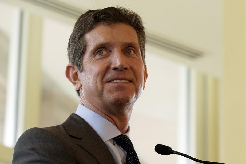 © Reuters. Alex Gorsky, CEO of Johnson & Johnson, speaks at the Boston College Chief Executives Club luncheon in Boston, Massachusetts