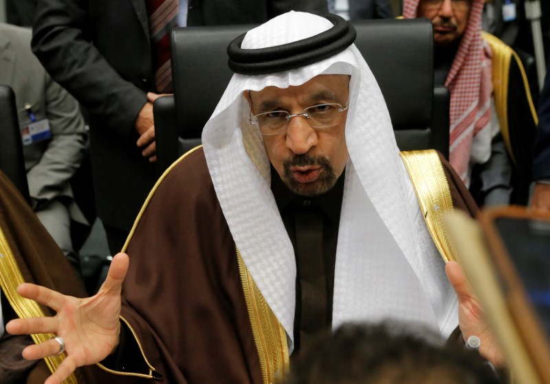 © Reuters. Saudi Arabia's Energy Minister al-Falih to journalists during an OPEC meeting in Vienna