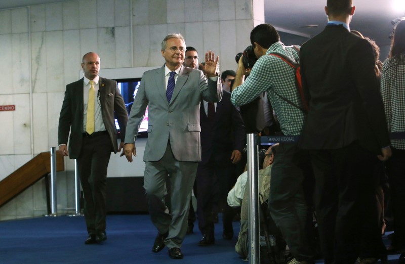 © Reuters. Brazil's Senate President Renan Calheiros waves to journalists in Brasilia