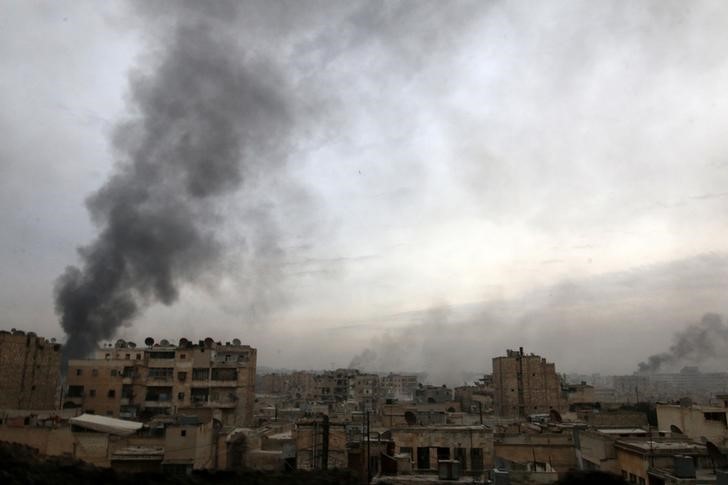 © Reuters. Fumaça vista após ataques aéreos na cidade síria de Aleppo