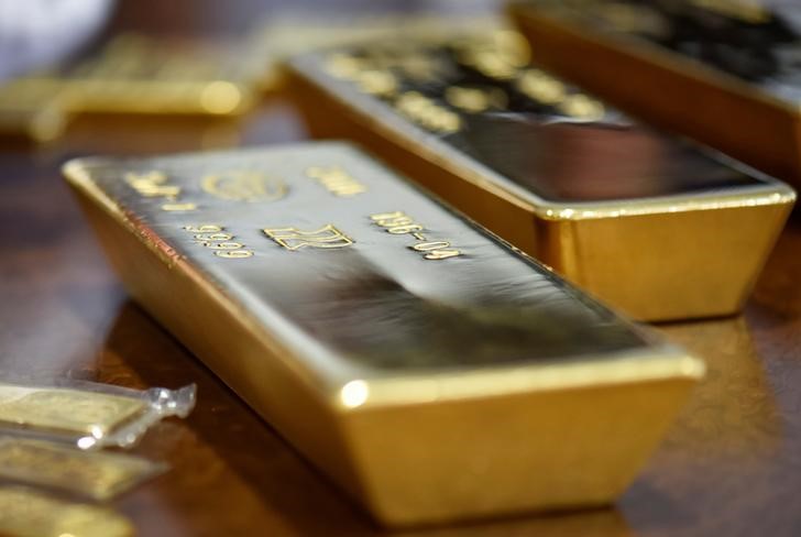 © Reuters. Слитки золота в хранилище НБ Казахстана в Алма-Ате