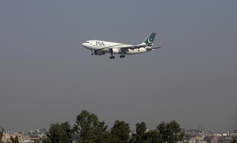 © Reuters. الشرطة: تحطم طائرة باكستانية على متنها أكثر من 40 شخصا