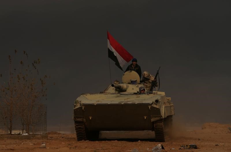 © Reuters. مقاتلو تنظيم الدولة الإسلامية يهاجمون قوات عراقية في الموصل