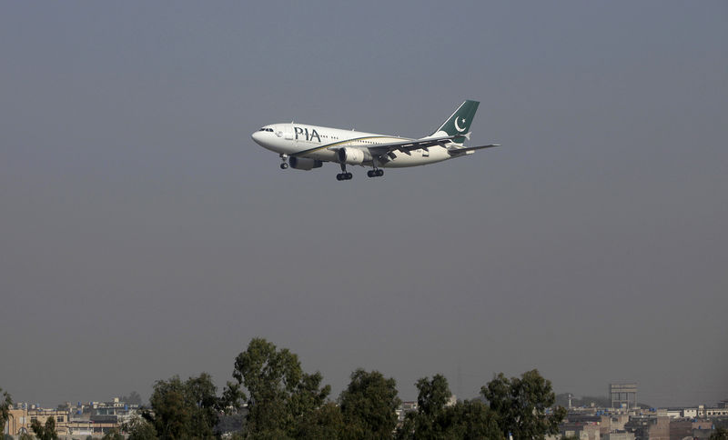 © Reuters. Avião da Pakistan International Airlines visto em aeroporto em Islamabad, Paquistão