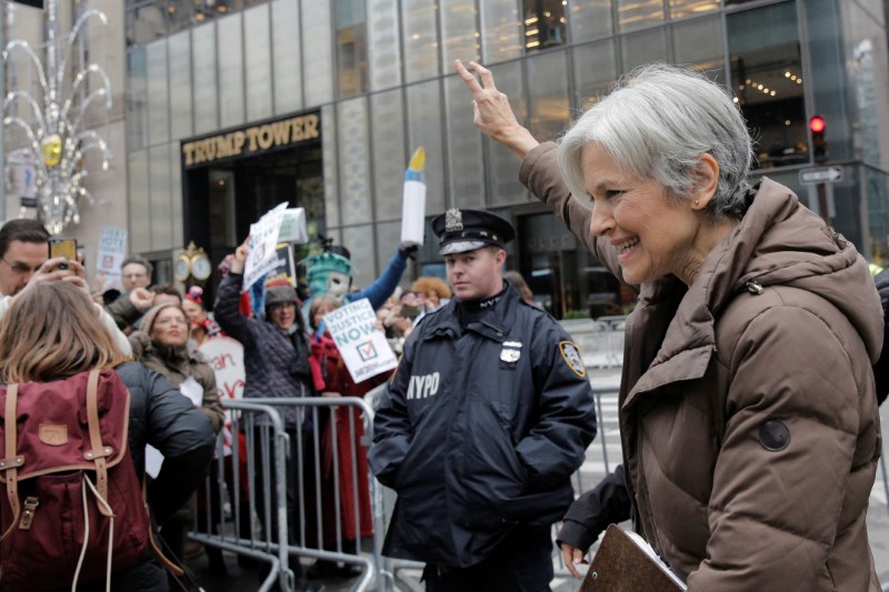 © Reuters. Green Party presidential nominee Jill Stein waves to supporters as she leaves a news conference outside Trump Tower in Manhattan, New York