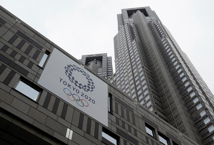 © Reuters. Tokyo 2020 Olympic games emblem is displayed at Tokyo Metropolitan Government Building in Tokyo