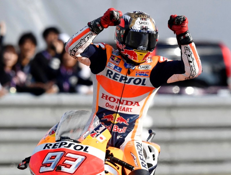 © Reuters. Honda MotoGP rider Marquez of Spain celebrates after winning the Japanese Grand Prix and secured his third MotoGP championship in four years at the Twin Ring Motegi circuit in Motegi