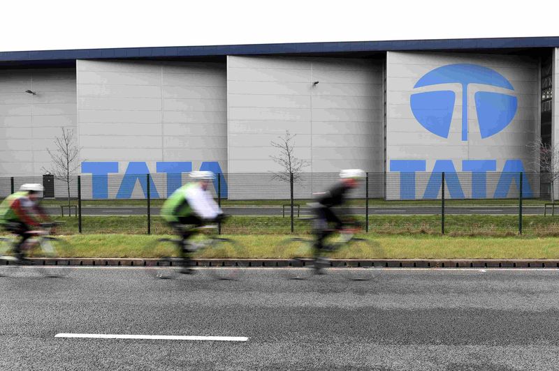 © Reuters. Cyclists ride past the Tata steelworks in the town of Port Talbot, Wales