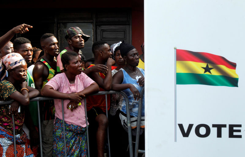 © Reuters. People wait to cast their votes in Accra during the presidential election