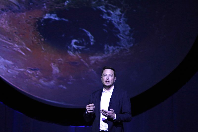 © Reuters. SpaceX CEO Elon Musk unveils his plans to colonize Mars during the International Astronautical Congress in Guadalajara