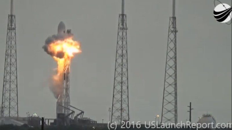 © Reuters. File photo of an explosion on the launch site of a SpaceX Falcon 9 rocket is shown in this still image from video in Cape Canaveral