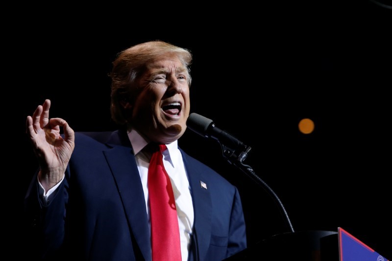 © Reuters. U.S. President-elect Donald Trump speaks at a USA Thank You Tour event at Crown Coliseum in Fayetteville, North Carolina