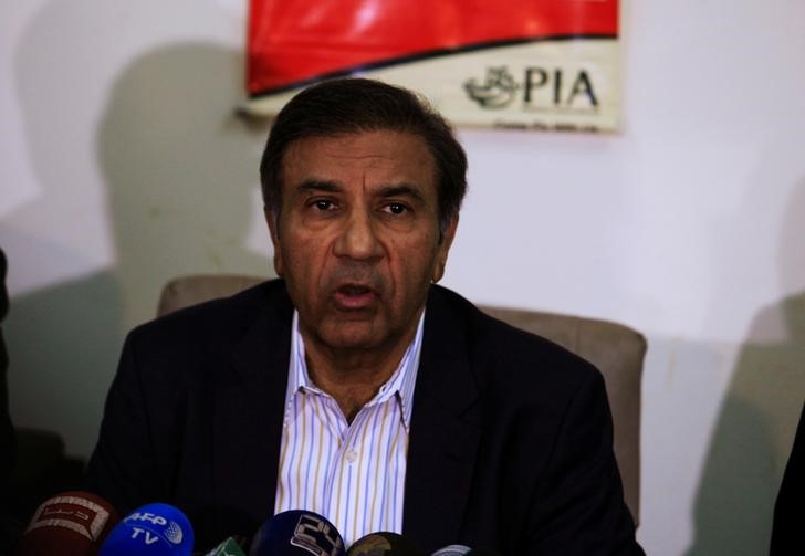 © Reuters. Presidente da Pakistan International Airline (PIA), Muhammad Azam Saigol, fala com a imprensa em Islamabad, Paquistão