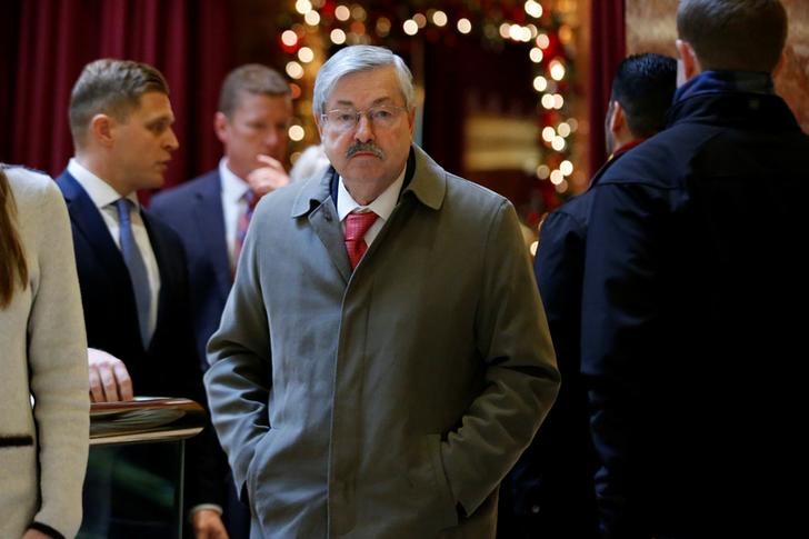 © Reuters. Governador de Iowa, Terry Branstad, chega em reunião com presidente-eleito Donald Trump em Nova York, Estados Unidos