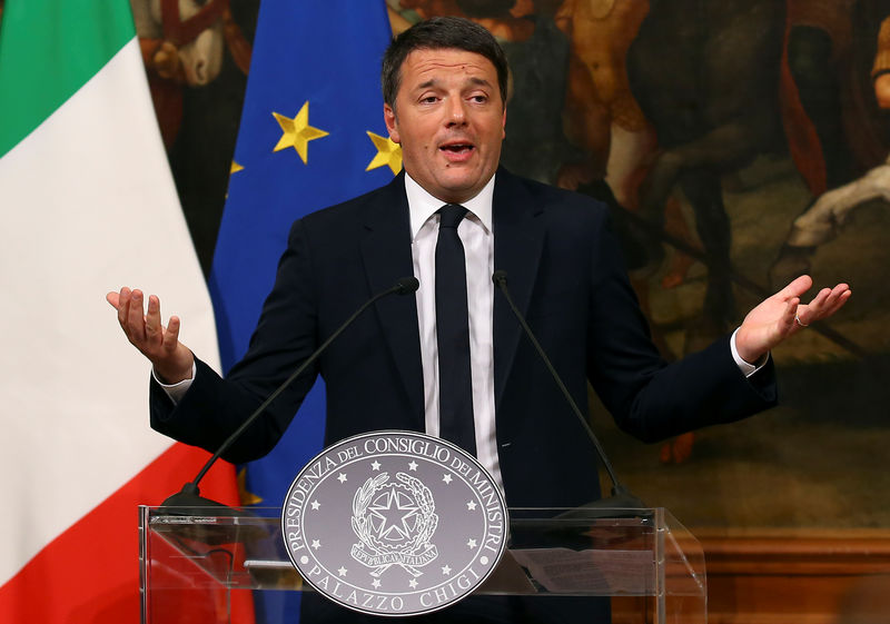 © Reuters. Matteo Renzi, que renunciou ao cargo de primeiro-ministro da Itália fala durante coletiva de imprensa sobre reforma constitucional no palácio Chigi, em Roma, Itália
