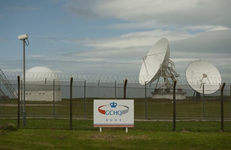 © Reuters. Satellite dishes are seen at GCHQ's outpost at Bude, close to where trans-Atlantic fibre-optic cables come ashore in Cornwall, southwest England
