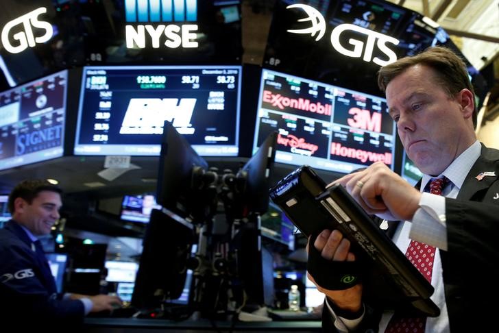 © Reuters. الأسهم الامريكية تواصل مسيرتها الصعودية وإغلاق قياسي جديد لداو جونز وستاند آند بورز