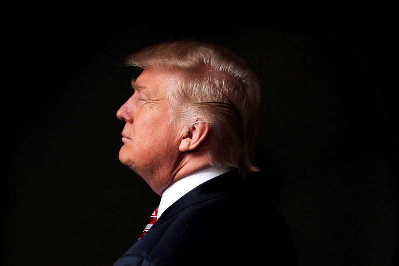 © Reuters. Republican U.S. presidential candidate Donald Trump poses for a photo after an interview with Reuters in his office in Trump Tower, in the Manhattan borough of New York City