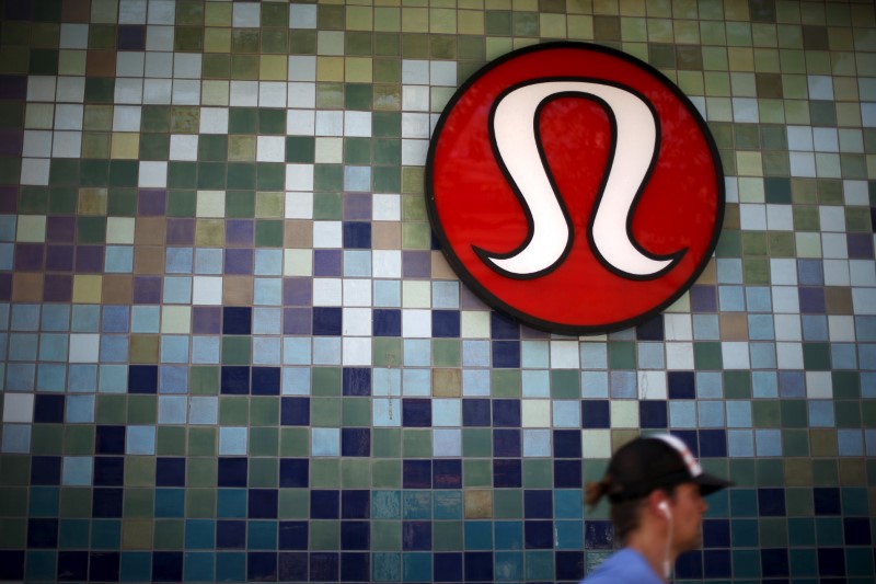 © Reuters. A Lululemon store logo is pictured on a shop in Santa Monica