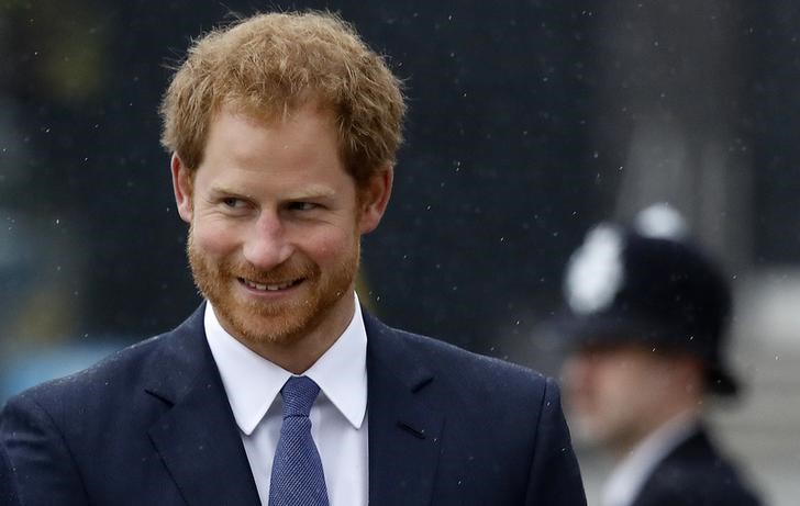 © Reuters. الأمير البريطاني هاري يتحول إلى وسيط تجاري في احتفال خيري