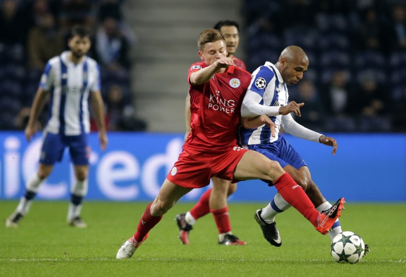 © Reuters. FC Porto's Yacine Brahimi in action with Leicester City's Harvey Barnes